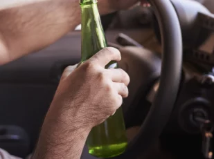 мужчина с пивом за рулем